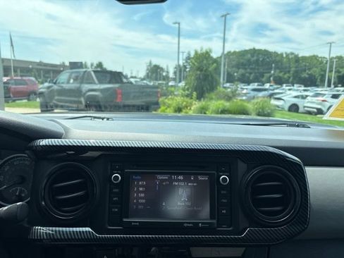 Used 2017 Toyota Tacoma SR5 w/ Tow Package AWD/4WD image 16