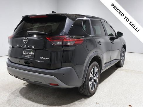 Used 2023 Nissan Rogue SV image 2