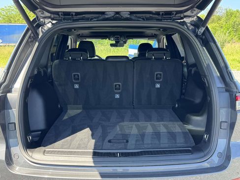 Used 2025 Jeep Grand Cherokee Altitude AWD/4WD image 17