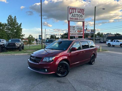 Used 2019 Dodge Grand Caravan SE FWD image 2