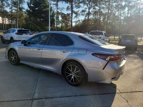 Certified 2022 Toyota Camry SE image 3