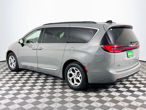 Used 2023 Chrysler Pacifica Limited FWD image 6