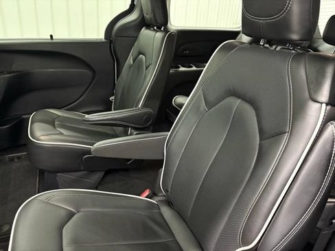 Used 2026 Chrysler Pacifica Limited FWD image 11