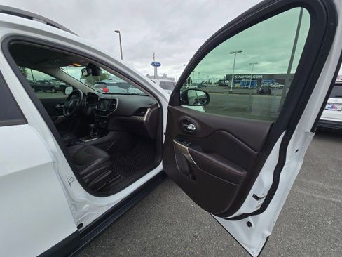 Used 2017 Jeep Cherokee Trailhawk image 10