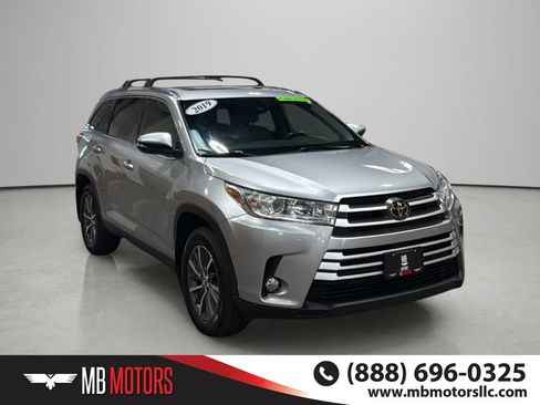 Used 2019 Toyota Highlander XLE AWD/4WD image 6