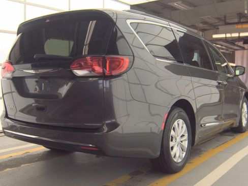 Used 2017 Chrysler Pacifica Touring-L FWD image 4