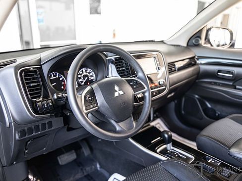 Used 2020 Mitsubishi Outlander ES FWD image 18