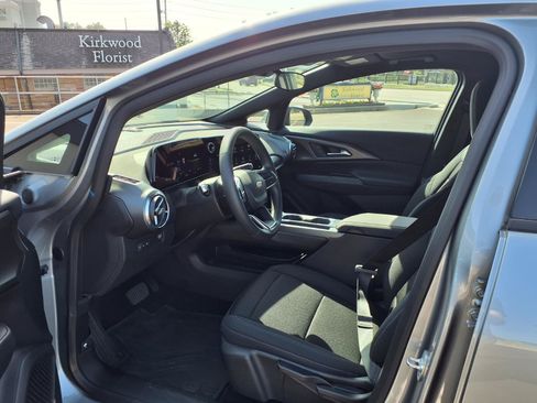 Used 2025 Chevrolet Equinox EV LT FWD image 21
