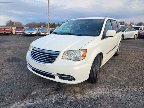 Used 2013 Chrysler Town & Country Touring image 11