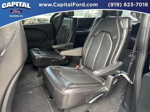 Used 2025 Chrysler Pacifica Select FWD image 18