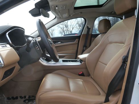 Certified 2021 Jaguar XF SE image 13