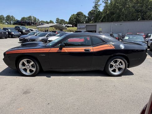 Used 2010 Dodge Challenger R/T RWD image 5