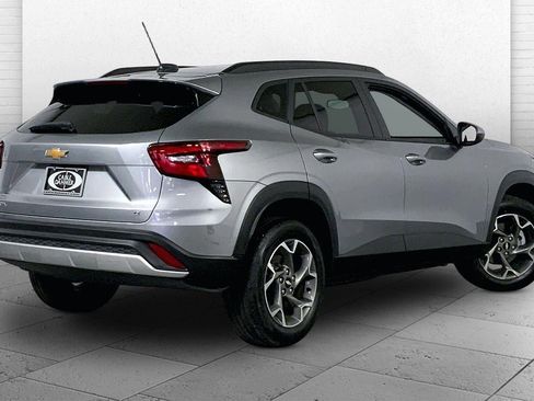 Used 2025 Chevrolet Trax LT w/ LT Convenience Package image 13