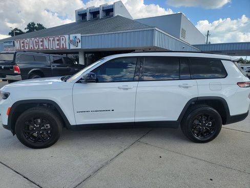 Used 2024 Jeep Grand Cherokee L Laredo image 2