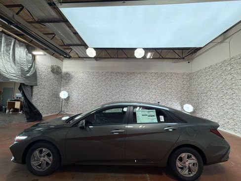 New 2026 Hyundai Elantra SE FWD image 4