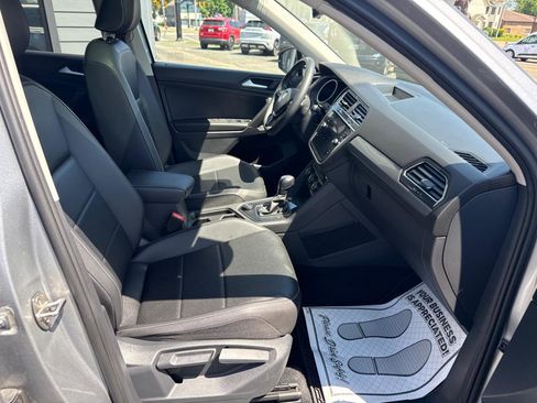 Used 2021 Volkswagen Tiguan SE w/ Panoramic Sunroof Package AWD/4WD image 21