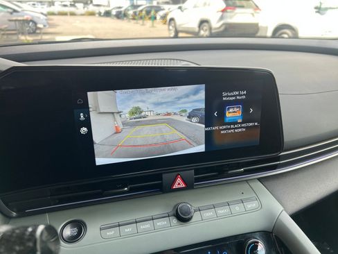 Used 2025 Hyundai Elantra Limited image 24