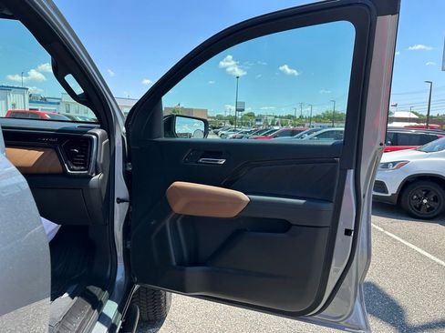 Certified 2025 GMC Canyon AT4 w/ Nightfall Edition AWD/4WD image 13