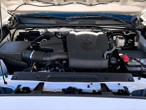 Used 2022 Toyota Tacoma TRD Sport w/ Technology Package image 28