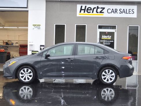 Used 2025 Toyota Corolla LE image 3