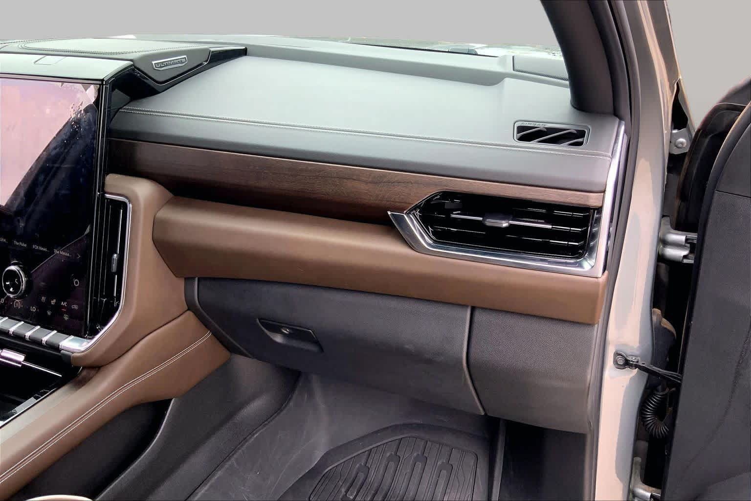 Used 2025 GMC Yukon Denali Ultimate AWD/4WD image 18