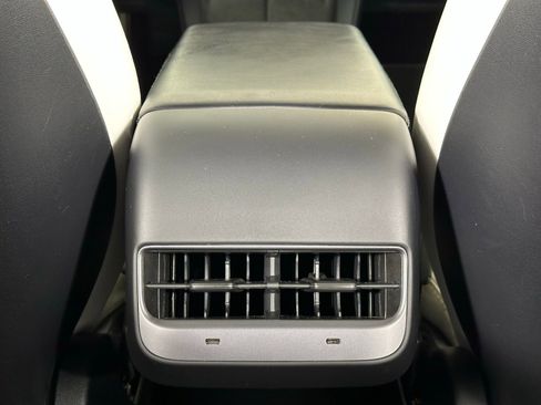 Used 2022 Tesla Model Y Long Range image 36