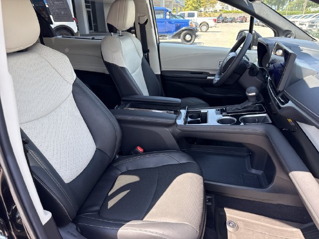 Used 2025 Toyota Sienna Limited AWD/4WD image 34