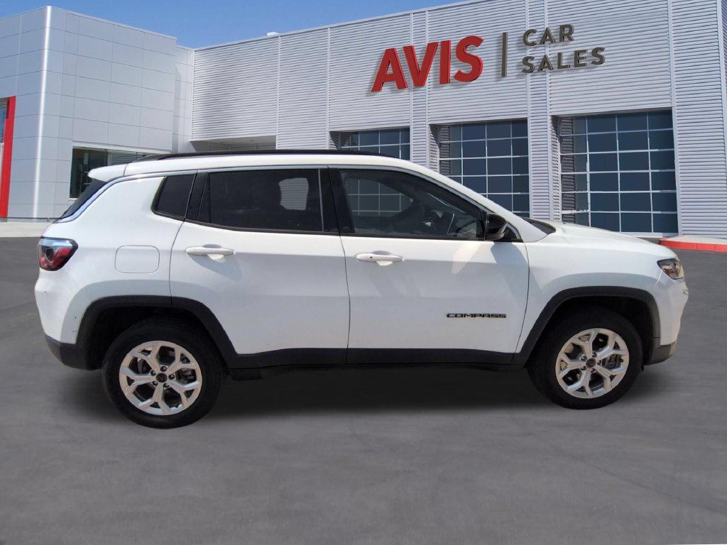 Used 2025 Jeep Compass Latitude w/ Sun & Sound Group AWD/4WD image 5