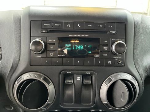 Used 2018 Jeep Wrangler Sport AWD/4WD image 13