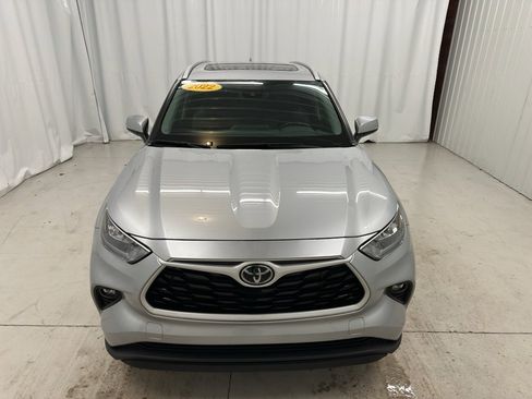 Used 2022 Toyota Highlander XLE image 3