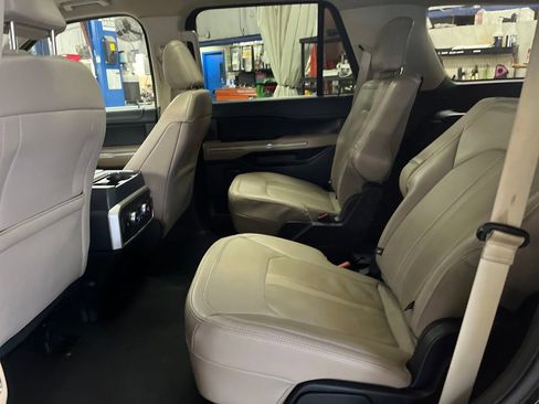 Used 2024 Ford Expedition Limited image 27