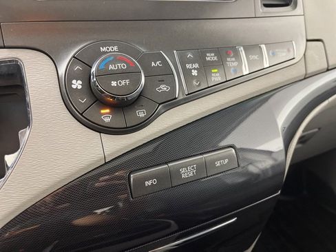 Used 2013 Toyota Sienna SE image 14