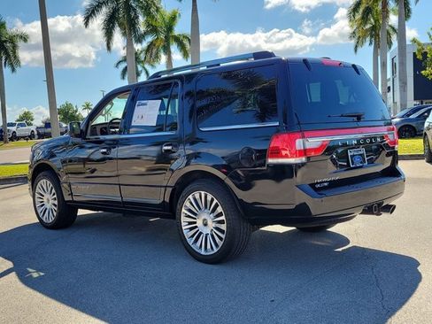 Used 2017 Lincoln Navigator Select image 4