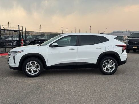 Used 2026 Chevrolet Trax LS w/ LS Convenience Package FWD image 2