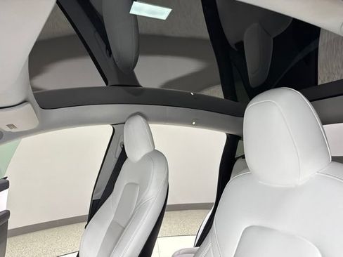 Used 2021 Tesla Model Y Long Range AWD/4WD image 3