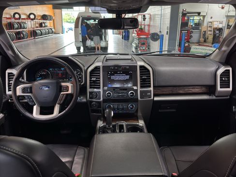 Used 2019 Ford F150 Lariat w/ Equipment Group 502A Luxury AWD/4WD image 14