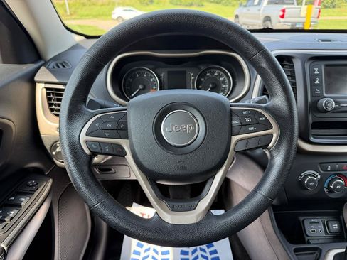 Used 2014 Jeep Cherokee Sport FWD image 21