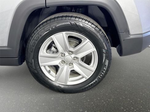 Used 2022 Jeep Compass Latitude FWD image 30