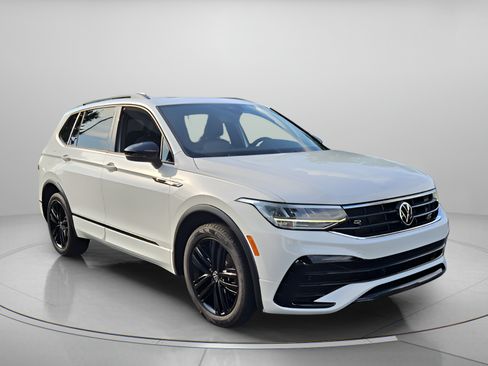 Certified 2022 Volkswagen Tiguan SE R-Line FWD image 7