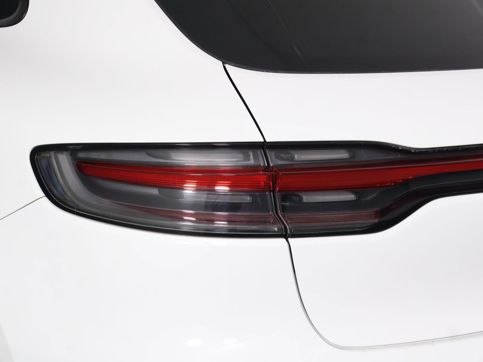 Certified 2023 Porsche Macan AWD/4WD image 21