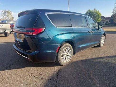 Used 2023 Chrysler Pacifica Touring-L image 5