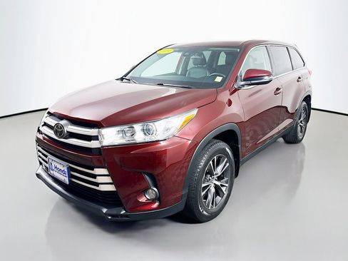 Used 2019 Toyota Highlander Plus AWD/4WD image 3