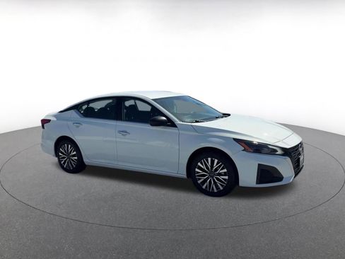 Used 2025 Nissan Altima 2.5 SV FWD image 2