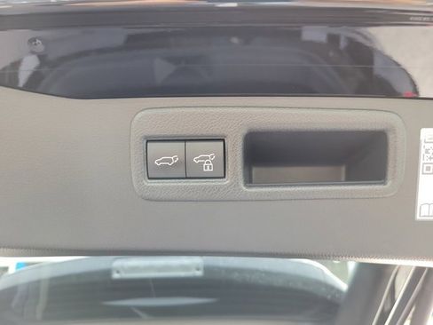 Used 2021 Toyota Venza LE image 14