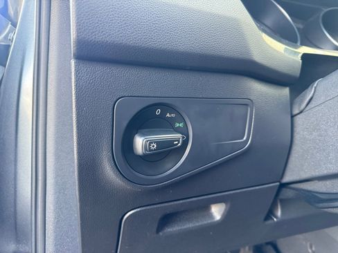 Used 2021 Volkswagen Tiguan SE image 20