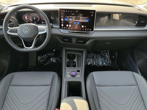 New 2025 Volkswagen Tiguan SE image 14
