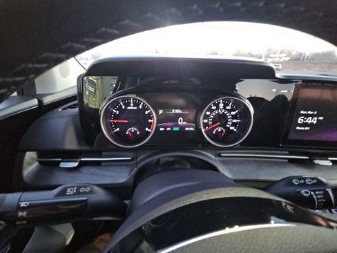 Used 2023 Kia Carnival EX image 19