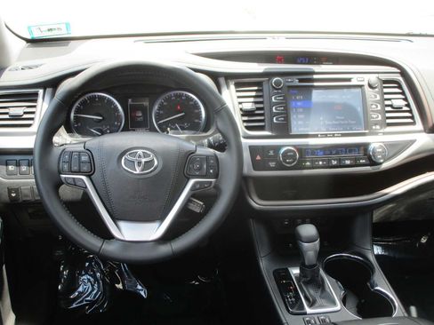 Used 2019 Toyota Highlander XLE AWD/4WD image 12