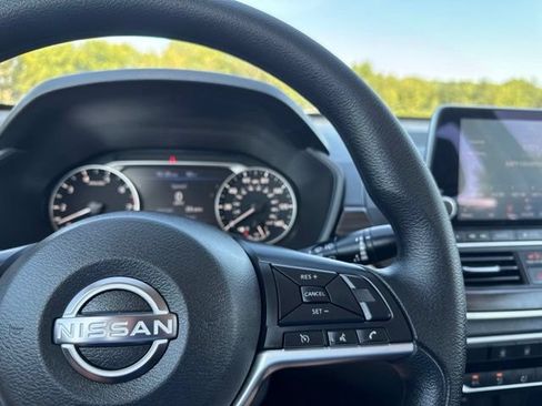 Used 2025 Nissan Altima 2.5 SV FWD image 10