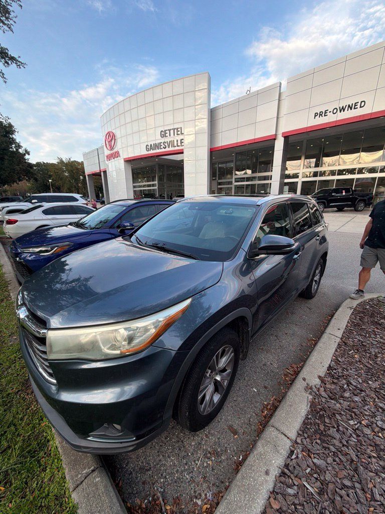Used 2015 Toyota Highlander XLE FWD image 1